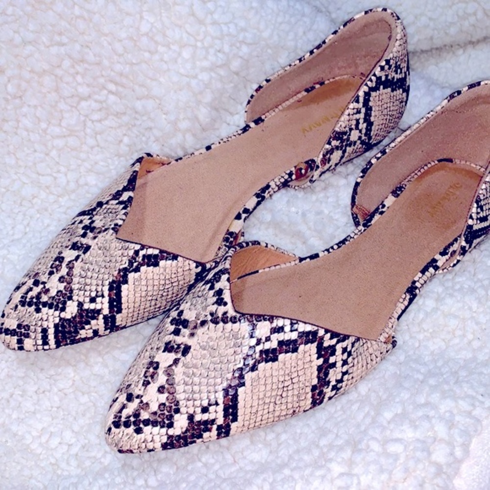 SNAKE PRINT FLATS